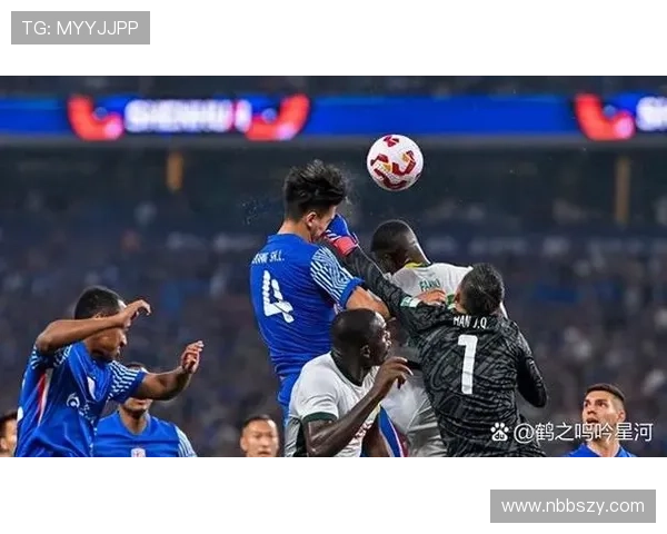 足球巨星挑战篮球场地带来全新运动体验引发球迷热议